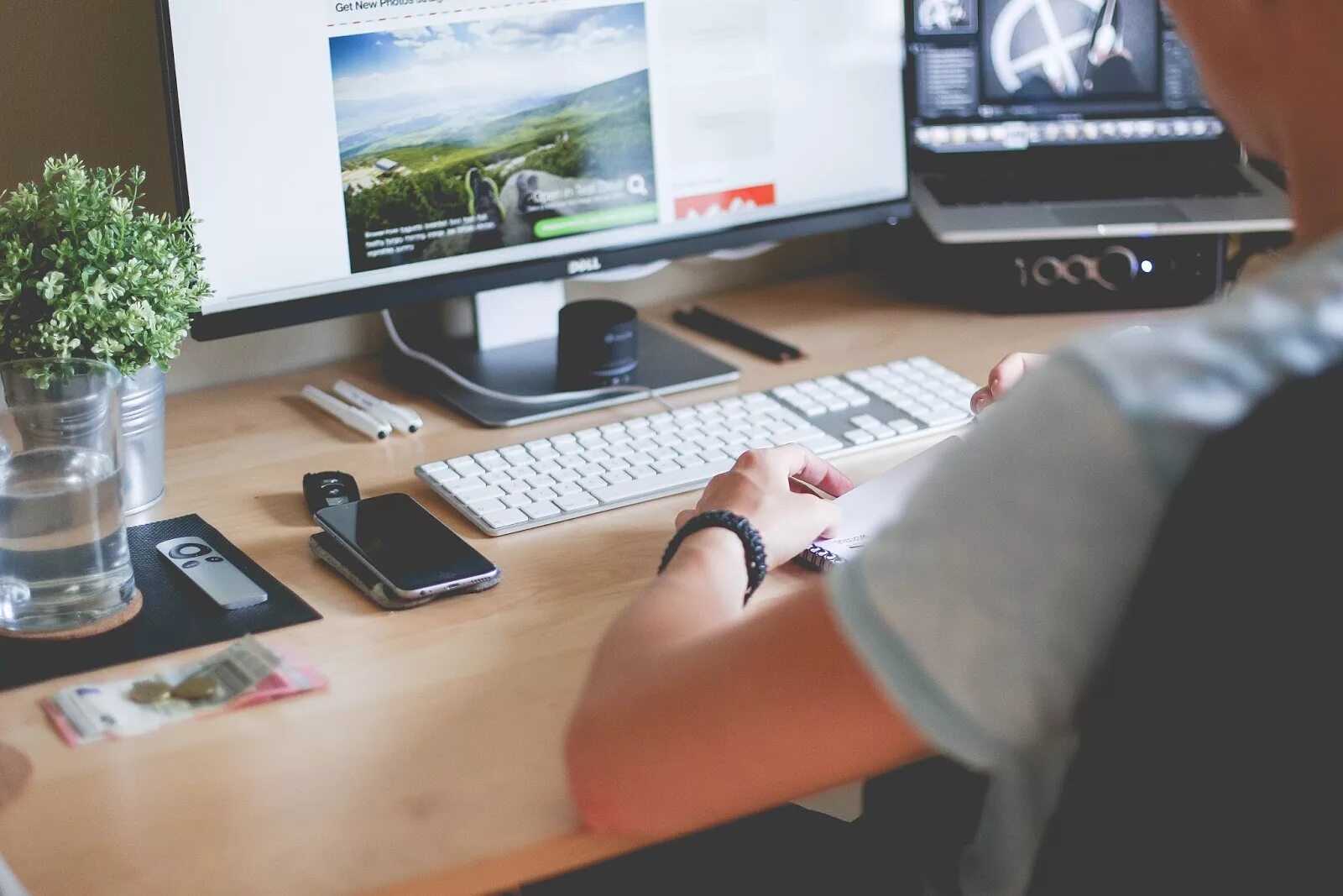 Коммуникация по телефону. С помощью интернета несколько. С помощью интернета несколько. Очки виртуальной реальности в туризме. Зависимотсьт о гаджетов.