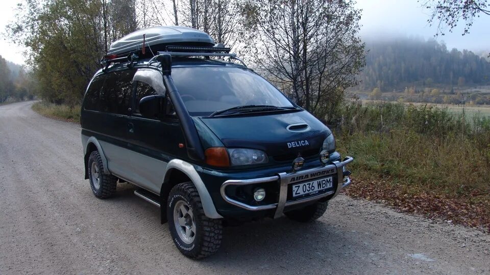 Купить делику в хабаровске. Mitsubishi Delica l400. Мицубиси Делика 400. Mitsubishi Delica l400 кузова. Mitsubishi Delica l400 2800.