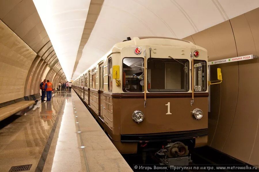 Сколько ездит метро. Ретропоезд Сокольники вагон метро. 81-717.5. Ретро поезд метро Сокольническая линия. Ретропоезд 81 717 номерной.