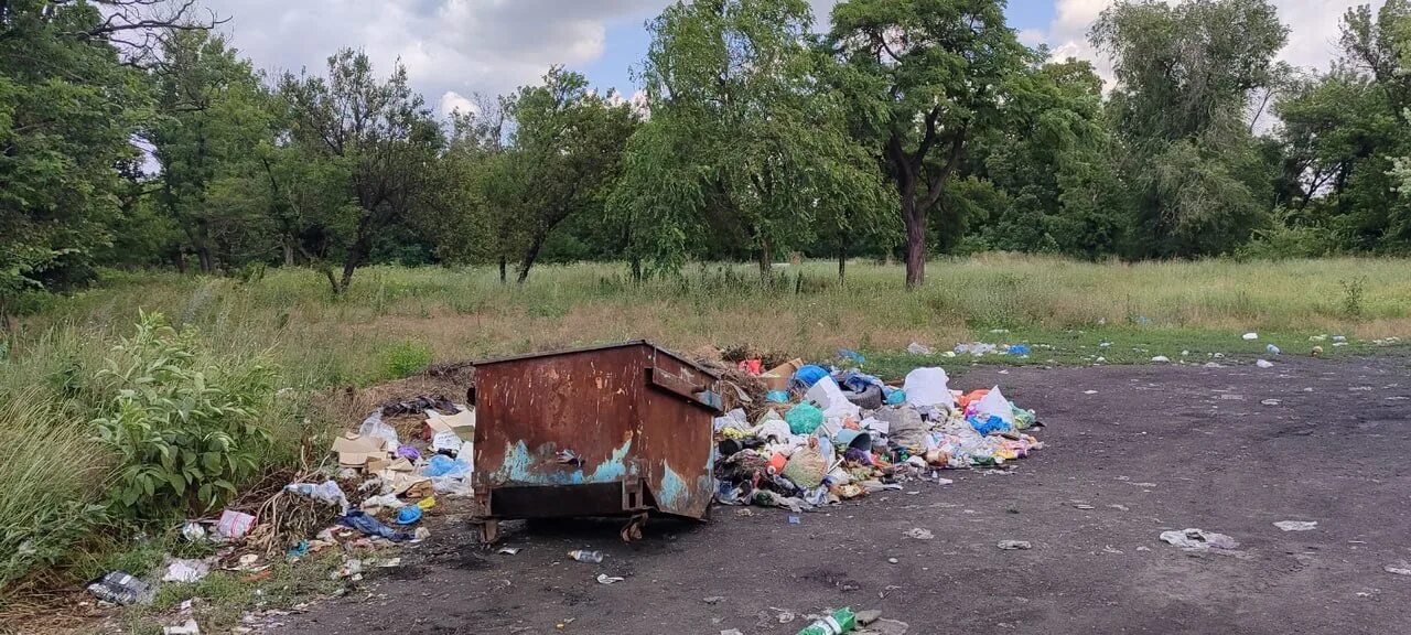 Мусорные баки. Мусорка в парке. Мусорный ящик на улице.