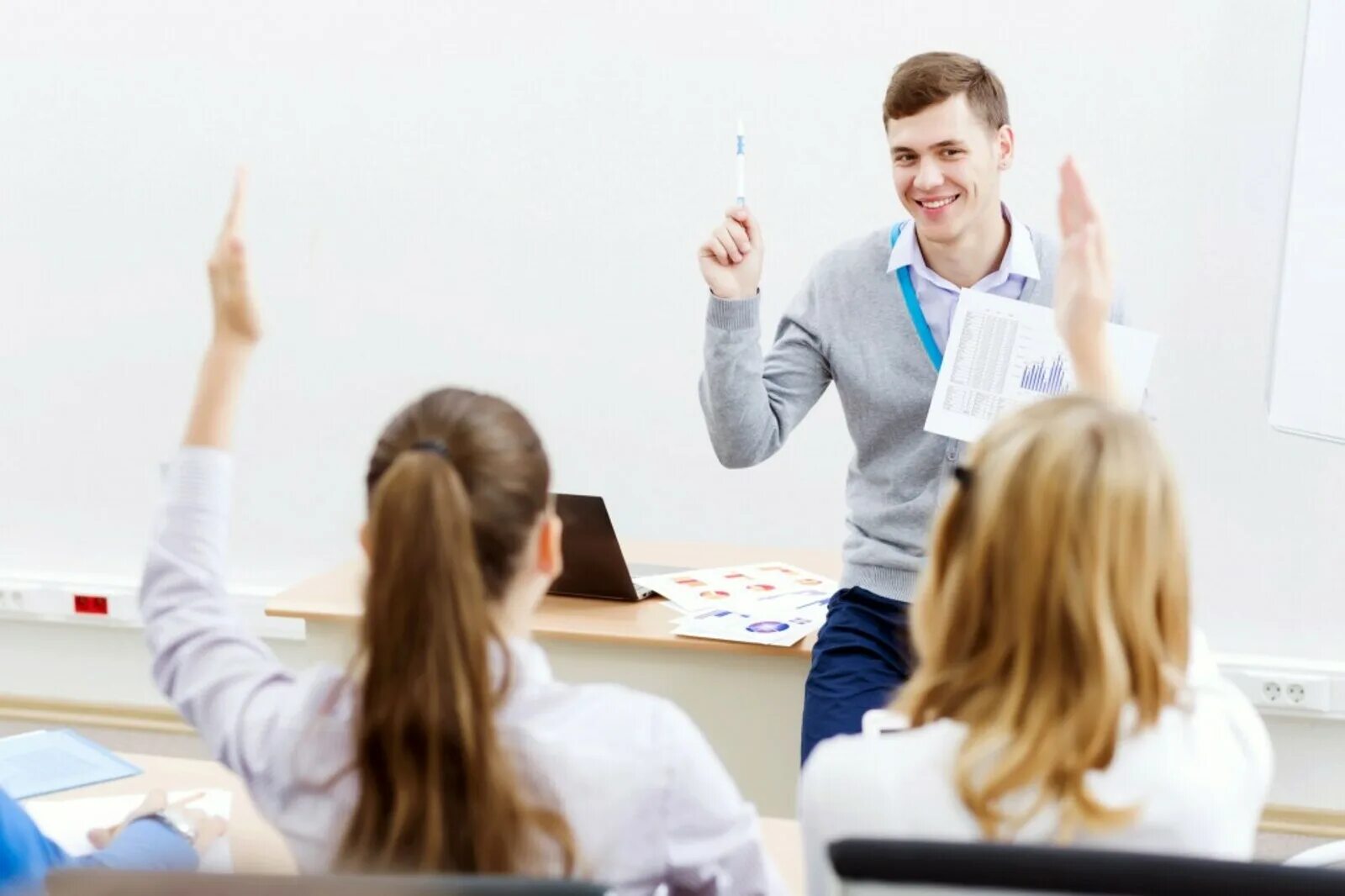 Молодые учителя. Люди на конференции. Стать лекции. Аудитория в университете. Стать лекции.