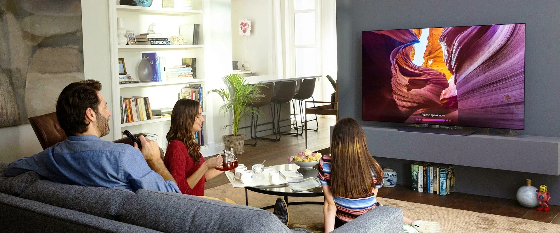 Lg thinq tv. Телевизор креатив. Семья у телевизора. Телевизоры с рук. Реклама телевизора.