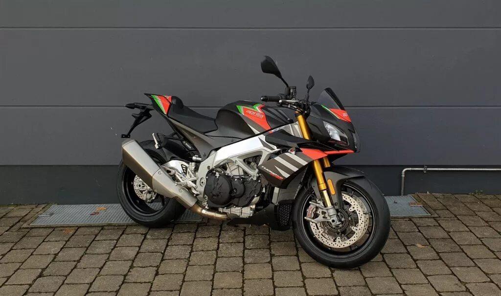 Aprilia tuono v4 factory. Aprilia tuono v4 factory 2025. aprilia tuono v4 2025 цвета. aprilia tuono v4 factory 2025. aprilia tuono v4 factory 2025 time atak.