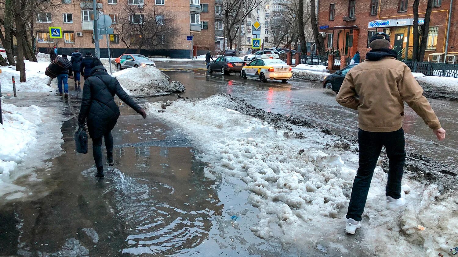 Должен растаять. Слякоть в Москве. Тает снег в Москве. Лужа в городе. Слякоть на дороге.