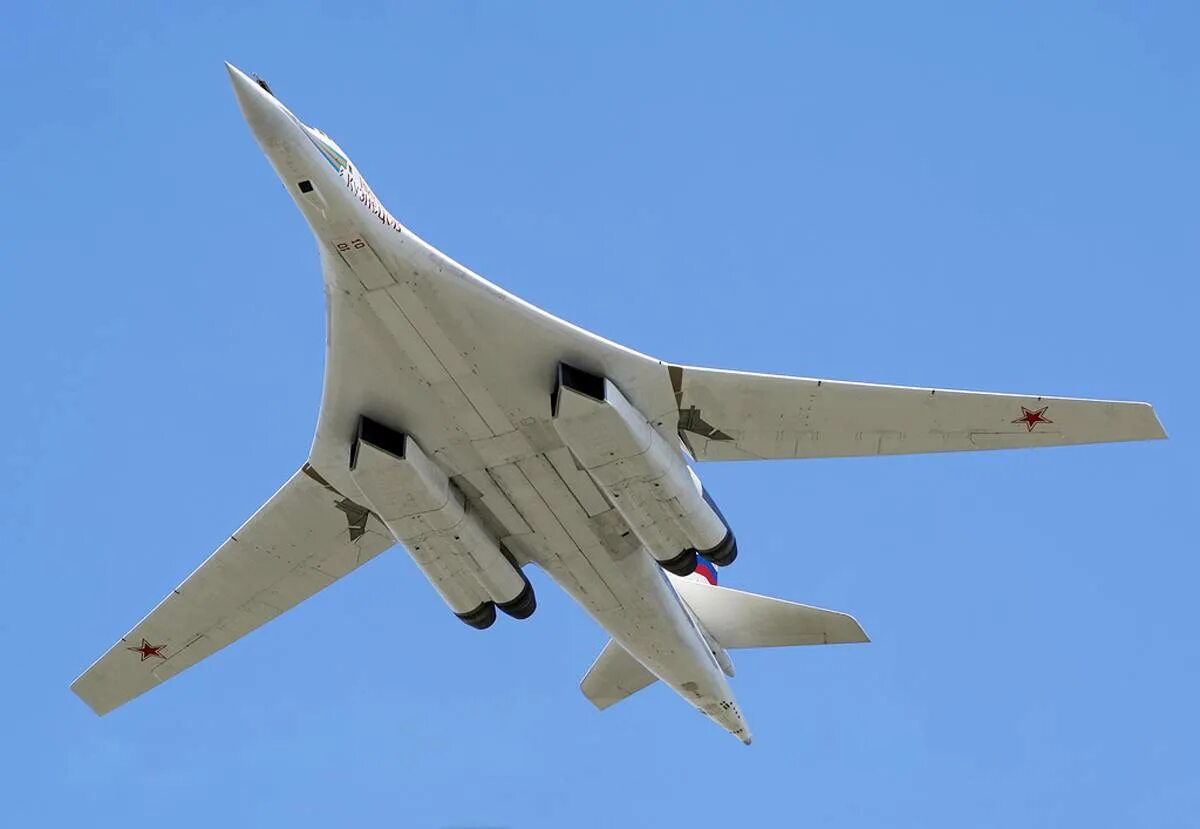 Ту-160 белый лебедь. Стратегический сверхзвуковой ракетоносец-бомбардировщик ту-160. Стратегический бомбардировщик ту-160 белый лебедь. Белый лебедь самолет ту 160 м-2.