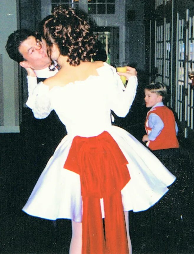 Руки мужчины и женщины. Мужчина держит женщину на руках. Lift carry 2022\. Свадьба-lift and carry/. Carry kiss.