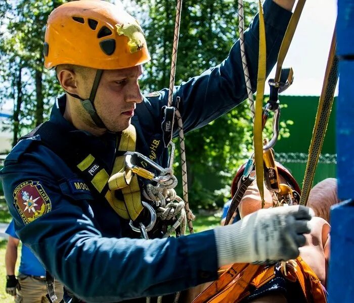 Спасатель на пляже. Лучший спасатель. Спасателей 6. Лучший спасатель. Мчс якутск спасение.