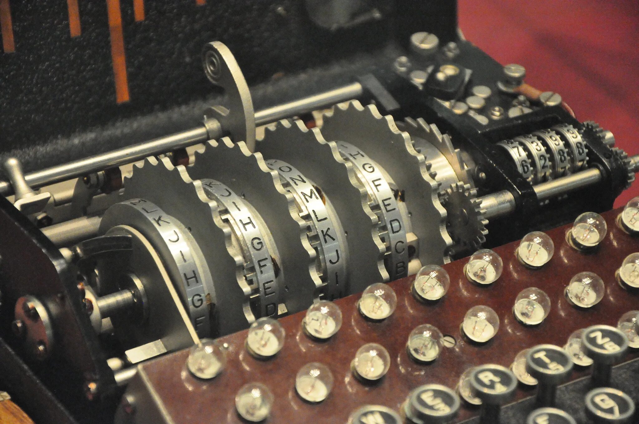 Энигма. Энигма машинка. enigma шифровальная машина. немецкая машина энигма. криптомашина энигма.