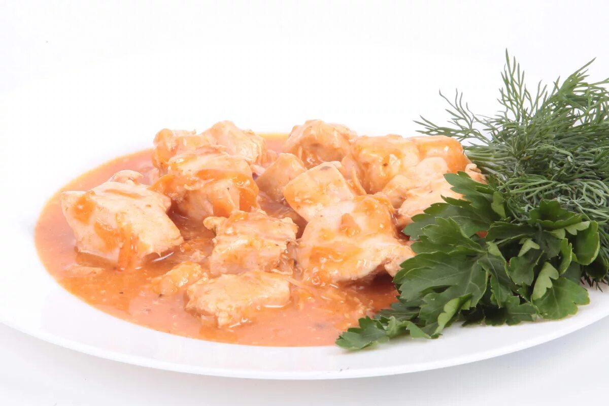 Куриный гуляш в мультиварке. Куриное филе гуляш. гуляш из филе курицы с подливкой. гуляш из куриного филе с подливкой. куриный гуляш с подливкой.