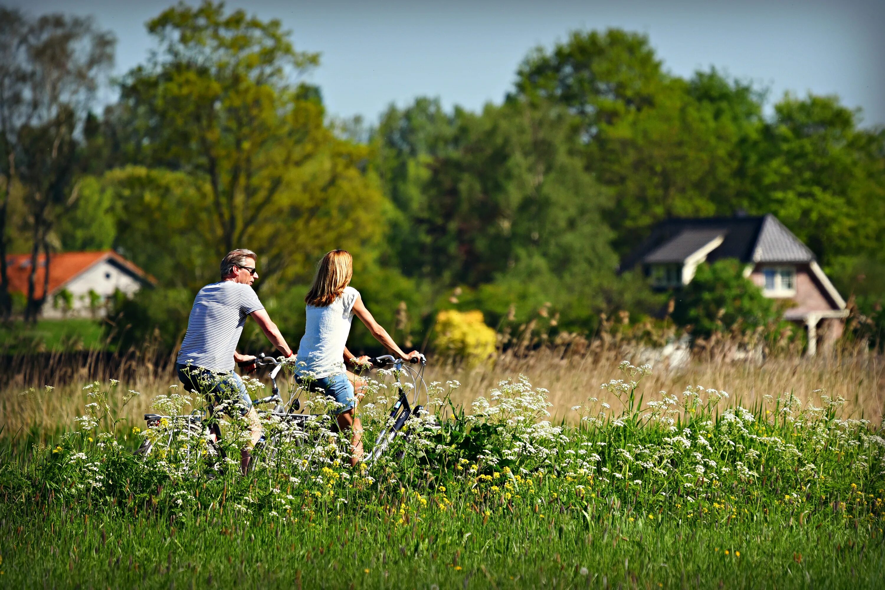 I live in the countryside. Пара на велосипедах. People in the countryside. Enjoy beautiful countryside – наслаждаться красивой сельской местностью. Countryside Life.