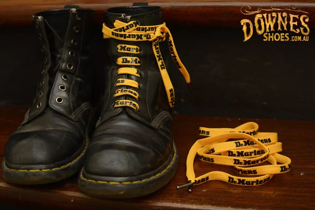 Что обозначают шнурки на берцах. Шнурки для Dr Martens 1460. Dr Martens с желтыми шнурками. Dr Martens 1460 Black Yellow. Dr Martens 1460 с желтыми шнурками.