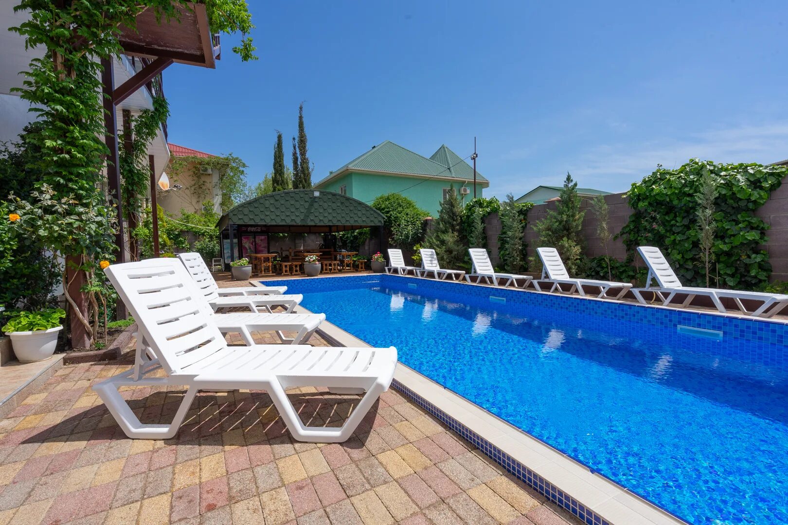 Отель в судаке с бассейном у моря. Судак гранд отель бассейн. Крым судак босфор отель. Гостевой дом альяна. Судак гд альяна.