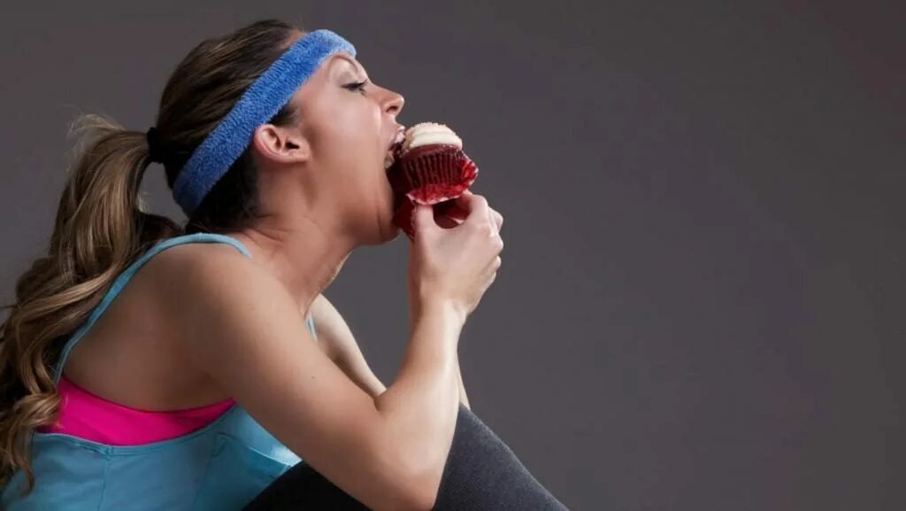 Пристрастие к сладкому. Переедание сладкого. Еда на женщине. Женщина с десертом. Если съесть сладкое перед.