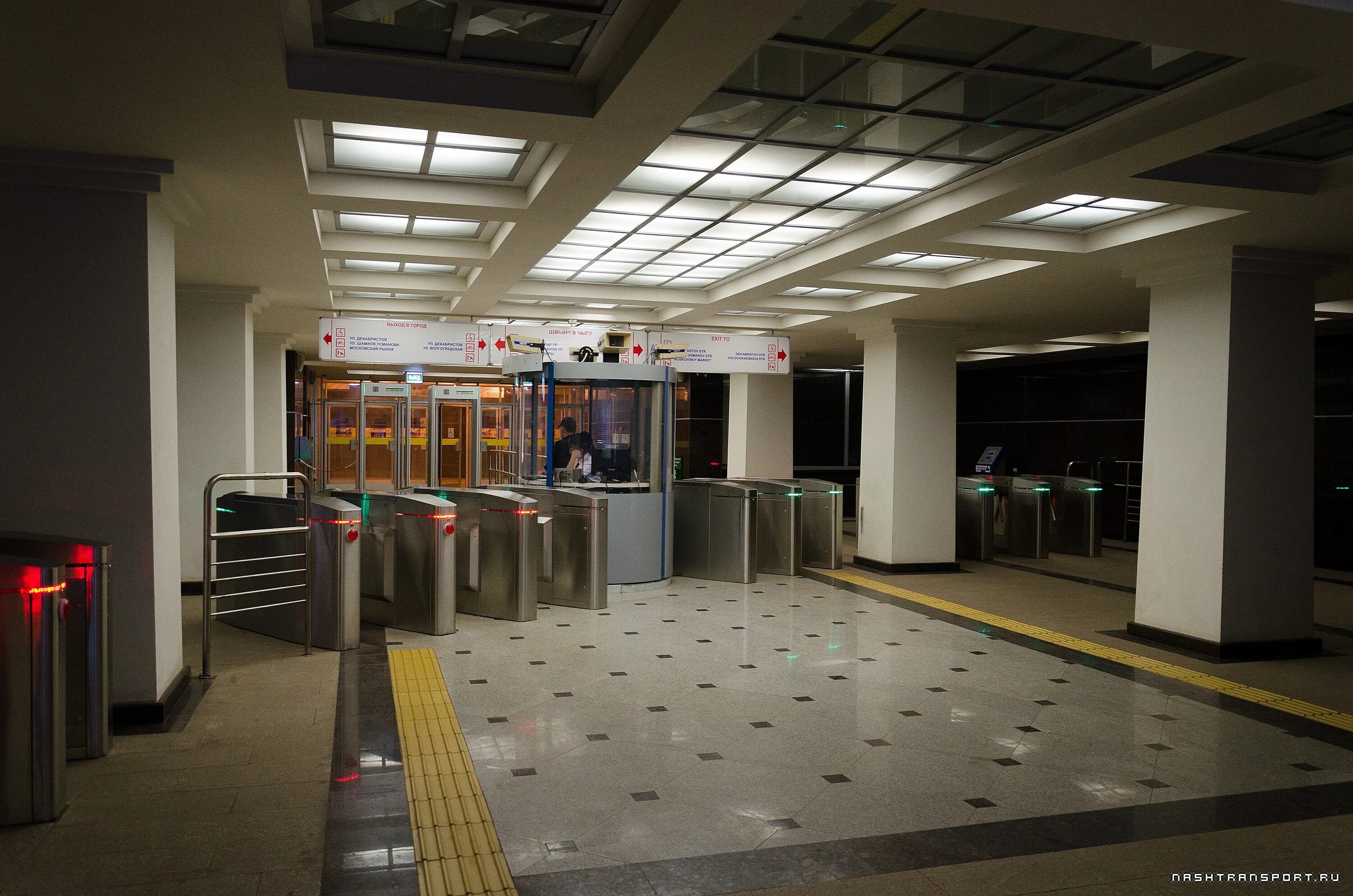 Вестибюль передавать. Северный вестибюль станции метро красные ворота. Метро киевская филёвская вестибюль. Станция кропоткинская вестибюль. Университет имени ломоносова в москве внутри.