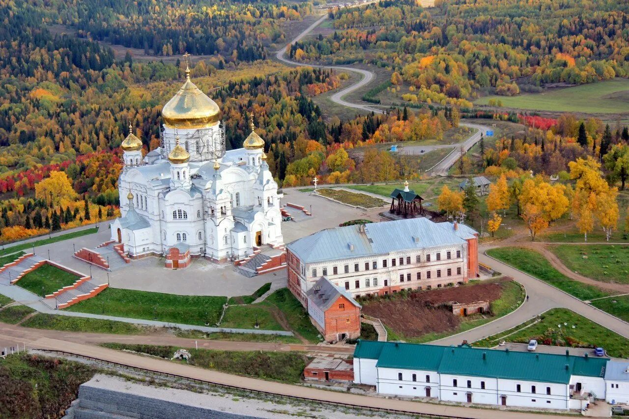 Открывай пермский край. Белая гора пермский край монастырь. белогорский николаевский монастырь пермский край. уральский афон белогорский монастырь. белогорье мужской монастырь пермский край.
