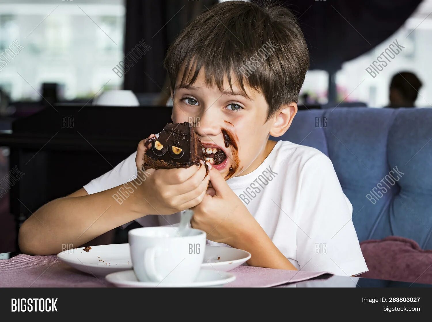 Съел большой кусок. Мальчик ест торт. Мальчик кушает тортик. Человек ест торт. Картинка мальчик с куском торта.