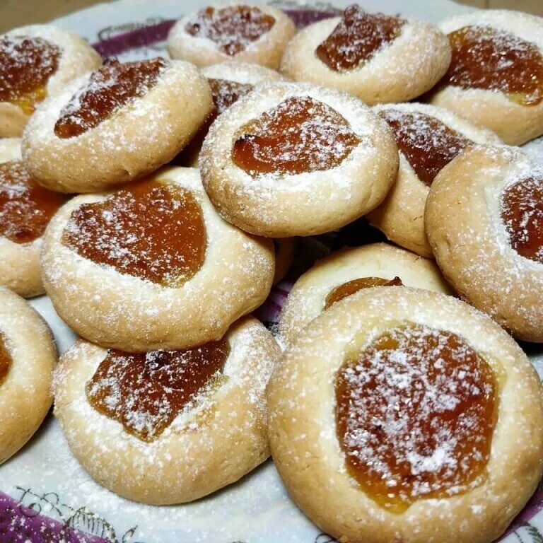 Печенье гребешки. Сдобные палочки снежка. Маленькие печеньки с миндалем. Печенье с абрикосом. Печенье с абрикосовым джемом.