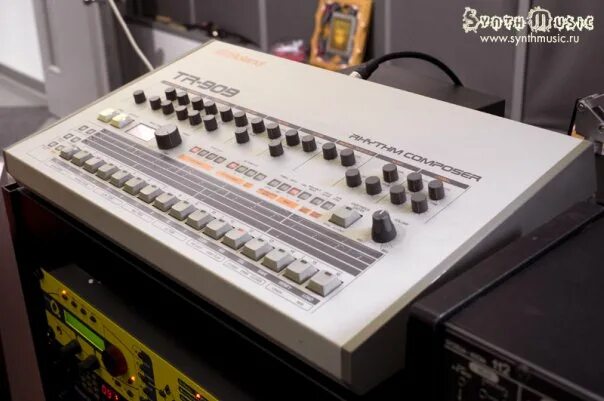 Roland ccr-tr909tlc tr-909. Roland tr 909. Roland 909. Драм-машина «roland tr-909. Roland drum machine.