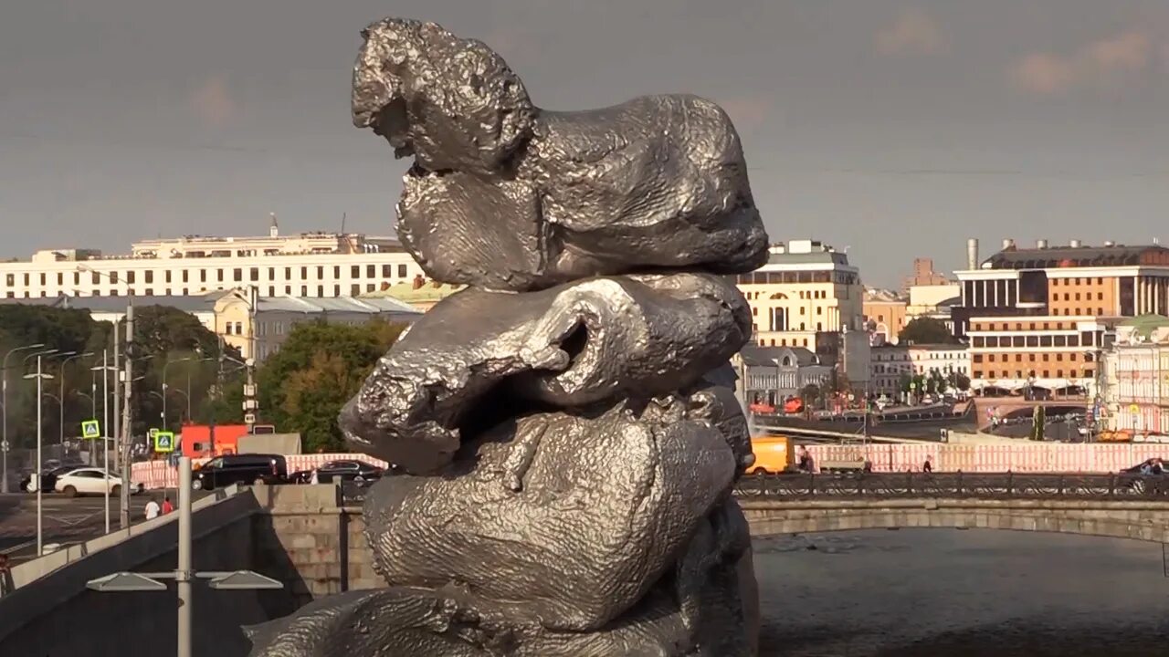 Скульптура Урса Фишера на Болотной площади. Урс Фишер скульптура на Болотной. Статуя на Болотной набережной в Москве. Урс Фишер скульптуры в Москве на Болотной площади. Болотная глина