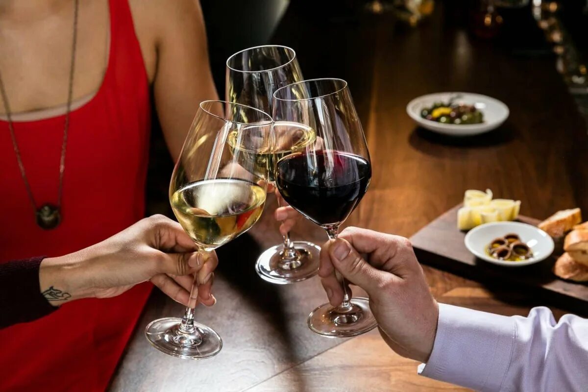 Романтичный вечер для двоих. Бокал с вином. Романтичное вино. Романтический ужин с вином. Бокал с вином.