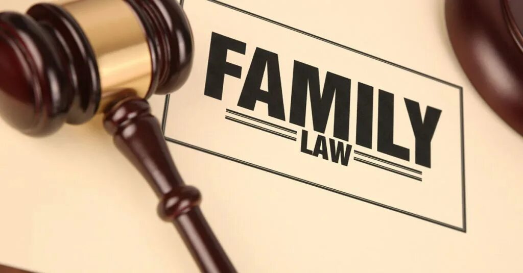 Issue law. Family Law. Семейный суд картинки. Семья в суде. Юрист рисунок.