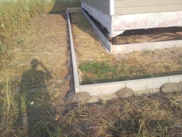 Установка бордюров под тротуарную. Монтаж бордюра тротуарного. укладка бордюра для тротуарной плитки. монтаж бордюров для тротуарной плитки. монтаж бортового камня на даче.