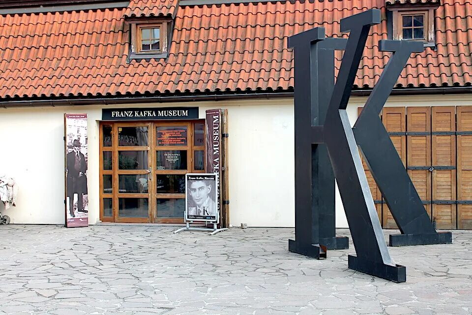Статуя кафки. Музей кафки в праге. музей франца кафки. дом франца кафки в праге.