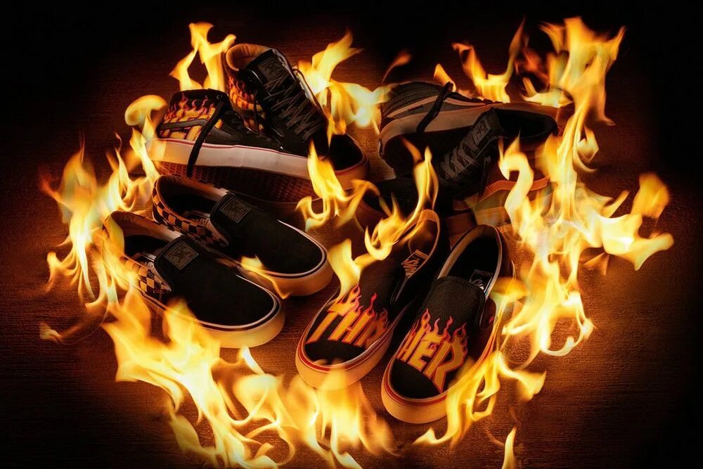 Песня сандаль. Горящие кроссовки. Ботинки с огнем. Ноги в огне. Горящие кроссовки на костре.