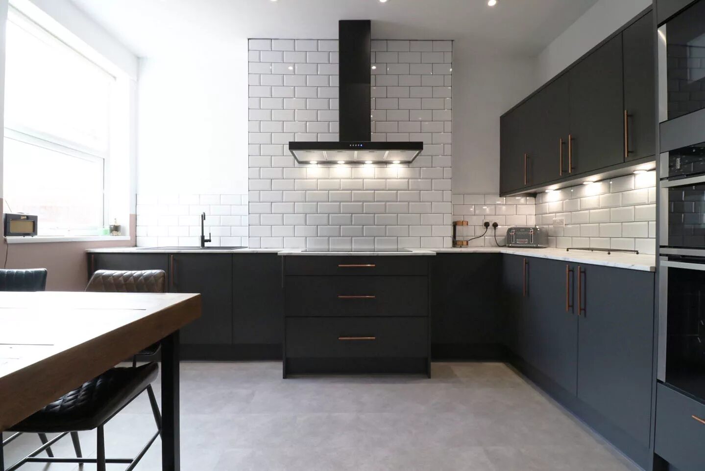 Downtown graphite abk. Столешница эггер под камень. Графитовая кухня с деревом. Столешница серый графит. Темно серая кухня с белой столешницей.