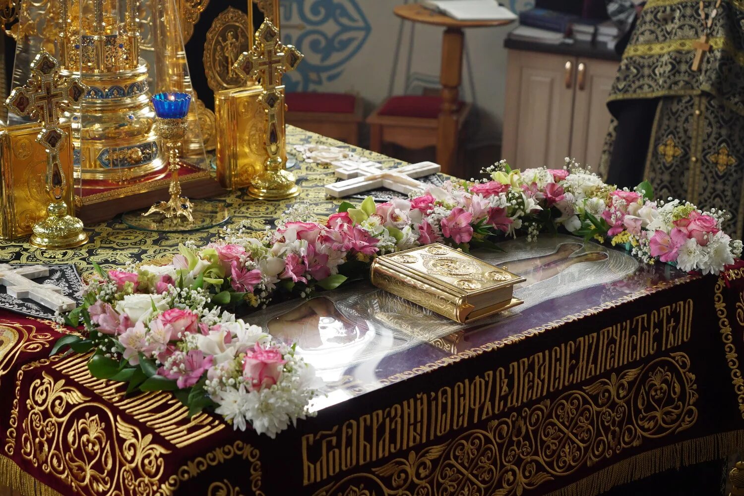 Вечерняя вынос плащаницы текст. Великая пятница плащаница. вынос плащаницы. великая пятница вынос плащаницы. вынос плащаницы в страстную пятницу.