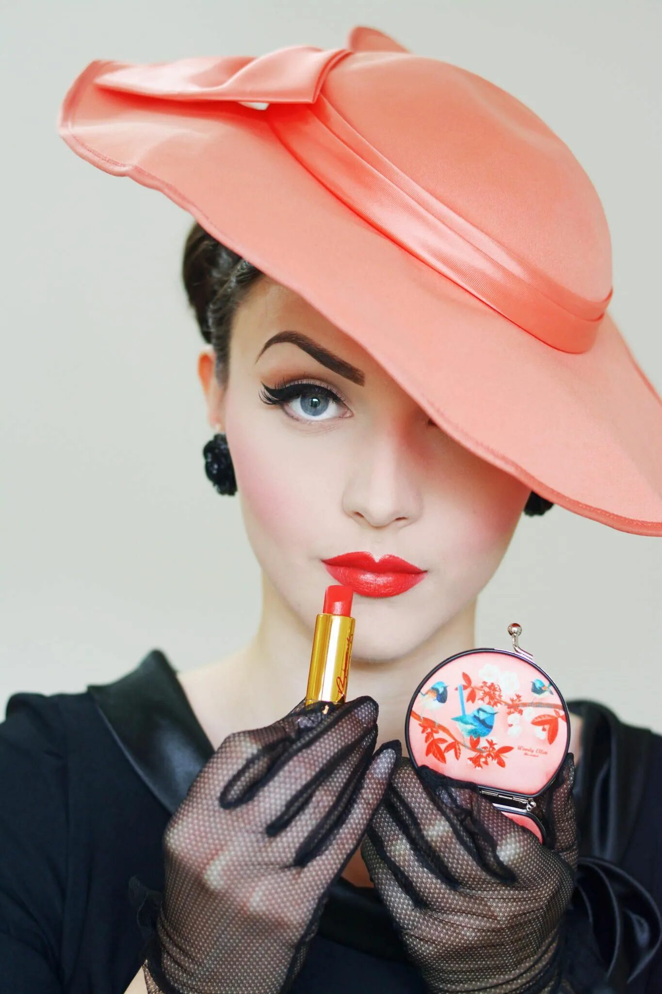 Кокетка это. Кокетливая девушка. Косметика в стиле ретро Pin up. Девушка с помадой. Девушка красит губы.