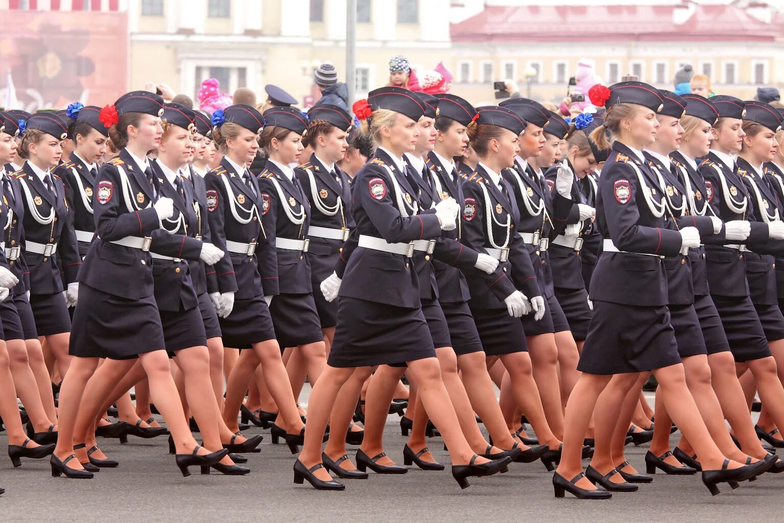 Девушки на параде в Москве. Кая девушка парадевича. Форма девочки на парад в день Победы. Девушки на параде 2007 год.