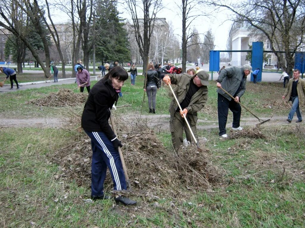 Уборка парка весной. Общеобластной субботник. Субботник в школе. Фотографии субботника. Субботник фото.