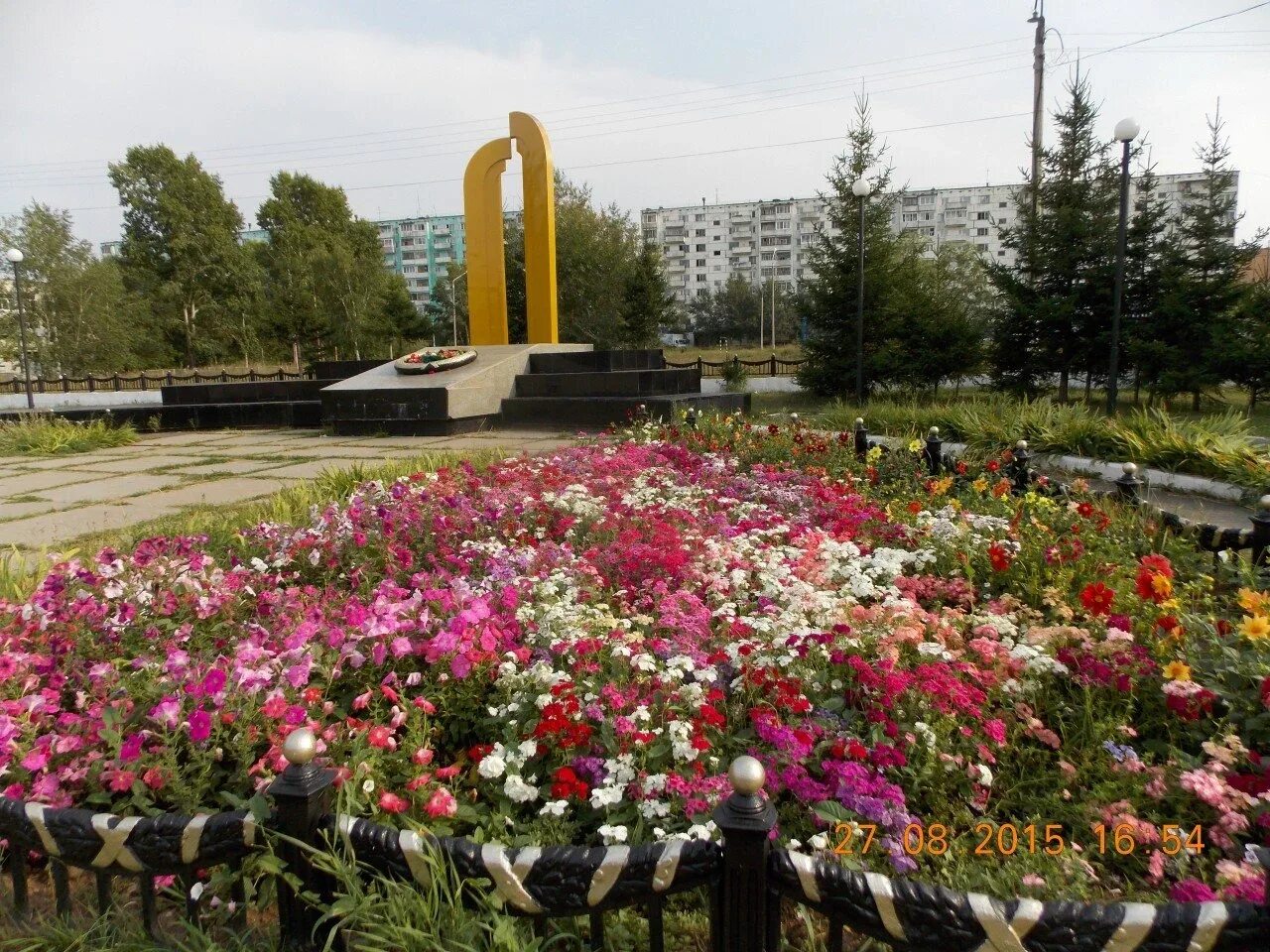 Братск иркутская область поселок. Город Братск Гидростроитель. Памятники культуры Братска. Памятник на бульваре Орлова Братск. Бульвар Орлова Братск Гидростроитель.