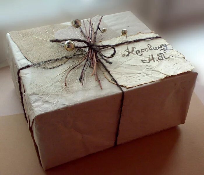 Коробка с веревкой. Коробка для торта. Передарить подарок. Белая коробочка с ленточкой. Упаковка в крафт коробку.