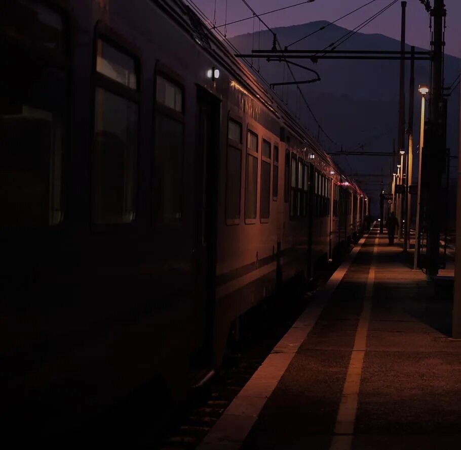 Поезд ночью. Железная дорога ночью. Ночной перрон. Станция поезда.