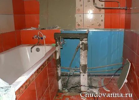 Как закрыть трубы под ванной