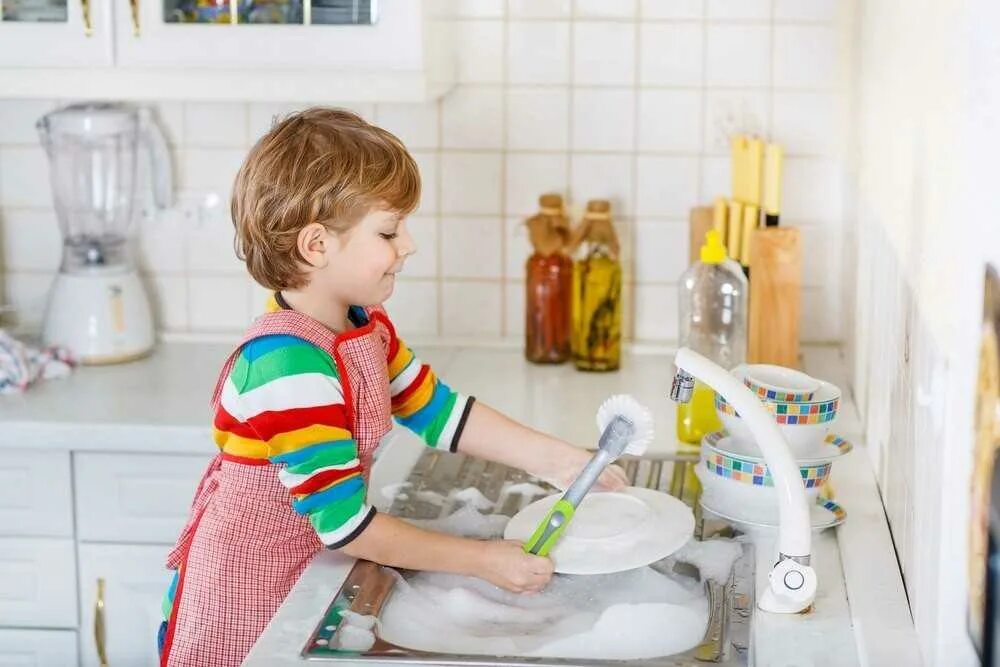 Мамы моем мальчиков. Самостоятельность ребенка. Помогать маме по дому. Ребенок моет посуду. Дети помогают родителям.