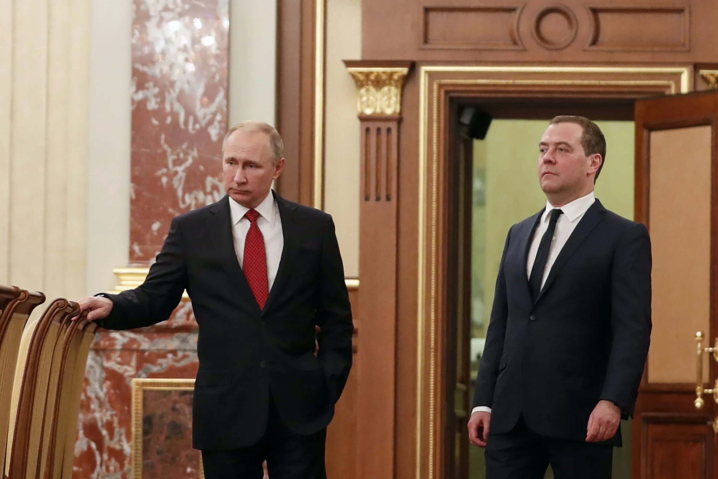 отставка правительства страны. отставка правительства страны. михаил медведев премьер-министр. дмитрий медведев и путин. президенти правительство.