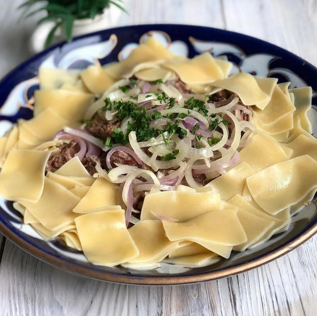 Бешбармак из какого мяса. Бешбармак по хански. бешбармак казахский. национальная кухня башкир бешбармак. казахское национальное блюдо бешбармак.