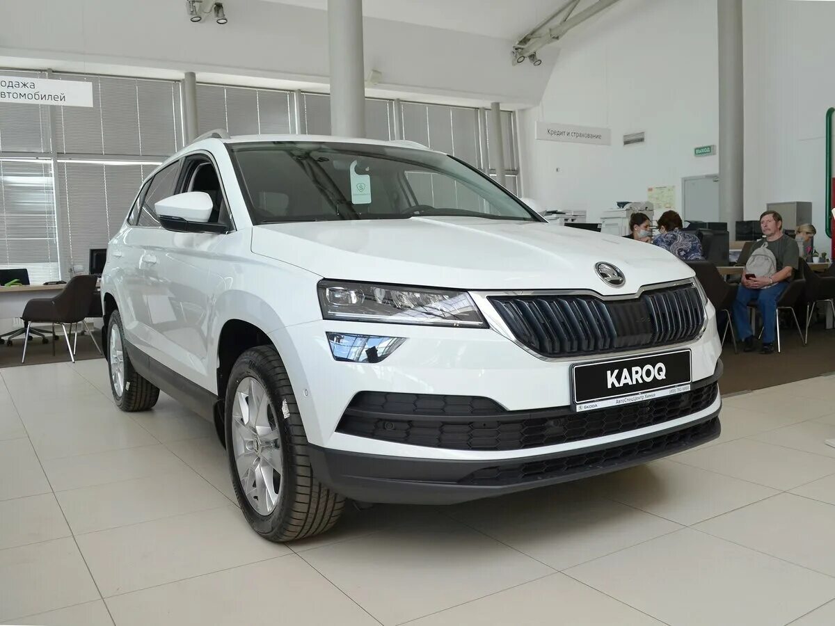Skoda karoq 2020. Skoda karoq на белом фоне. Шкода карок дилера в москве. Skoda karoq 2022 olive. Skoda karoq 2023.