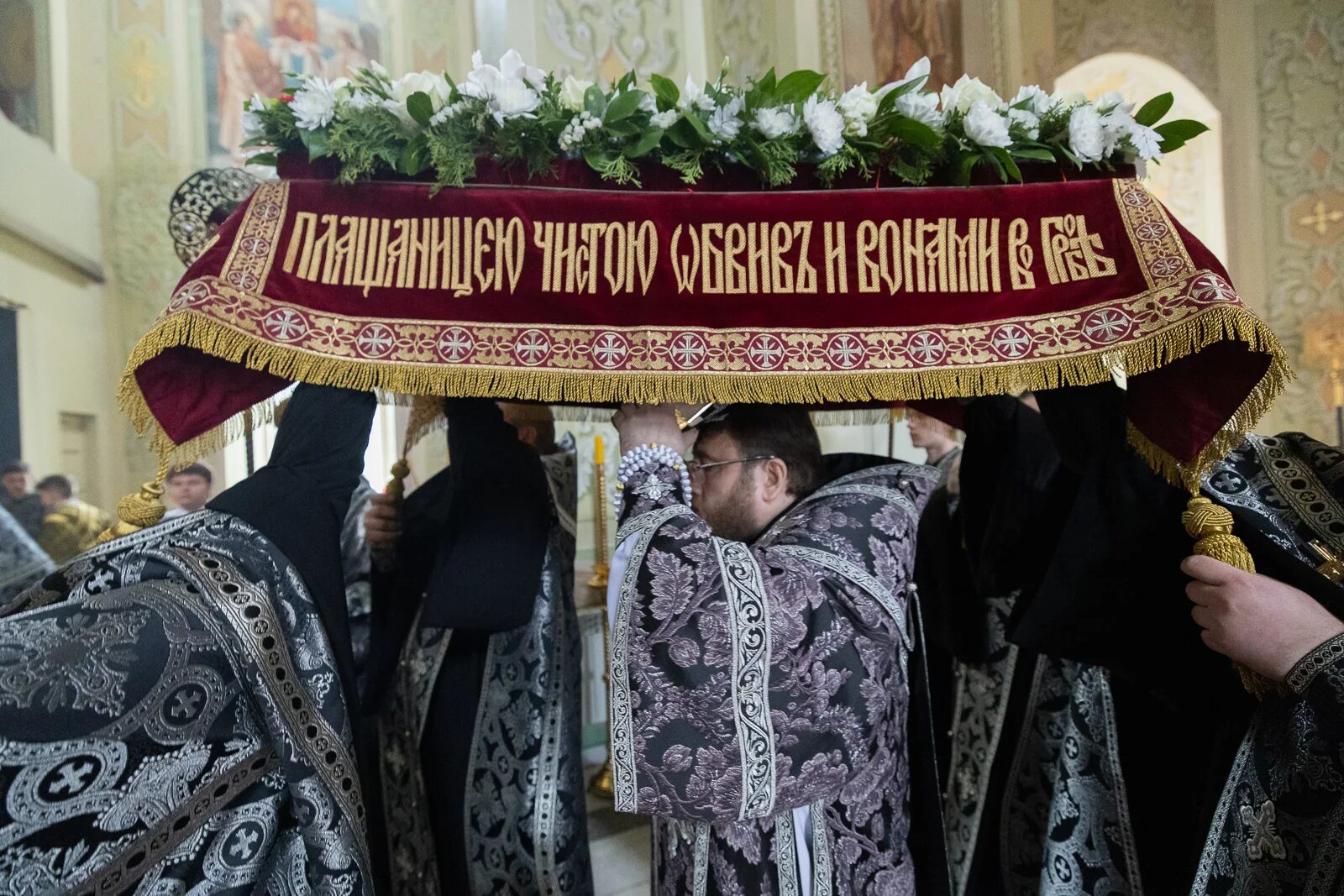 Вечерняя вынос плащаницы текст. Чин погребения плащаницы крестный ход. чин погребения плащаницы. чин вынесения плащаницы.