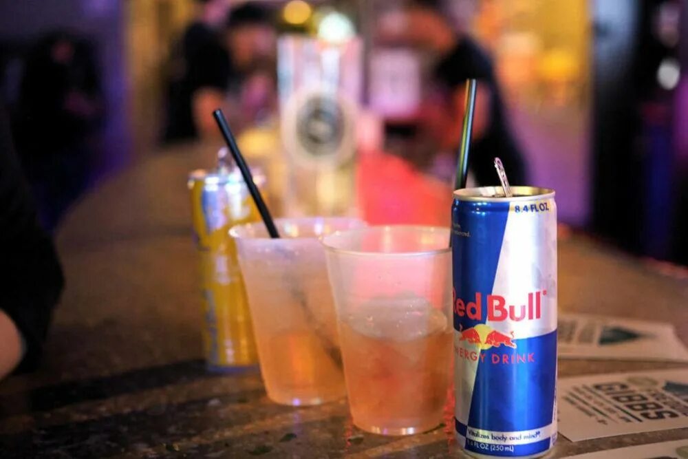 С чем смешать энергетик. Энергетик ред булл алкогольный. С чем смешать энергетик. Энергетик ред булл алкогольный. Кофе кола энергетик.