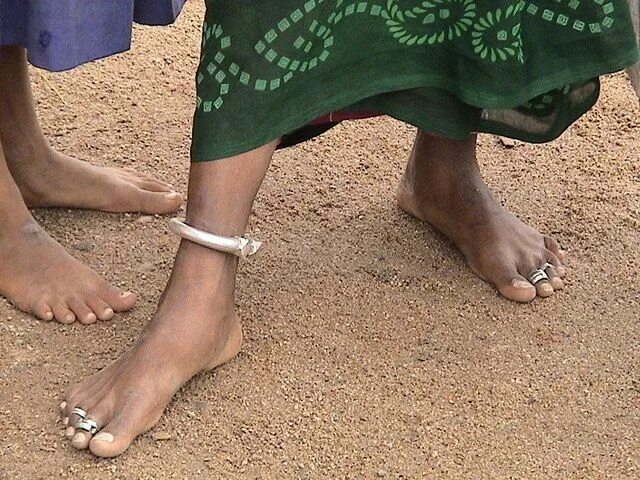 Африканки ноги. Босиком в кандалах. Ноги африканцев чистят видео. Ноги африканцев чистят видео. Ноги африканцев чистят видео.