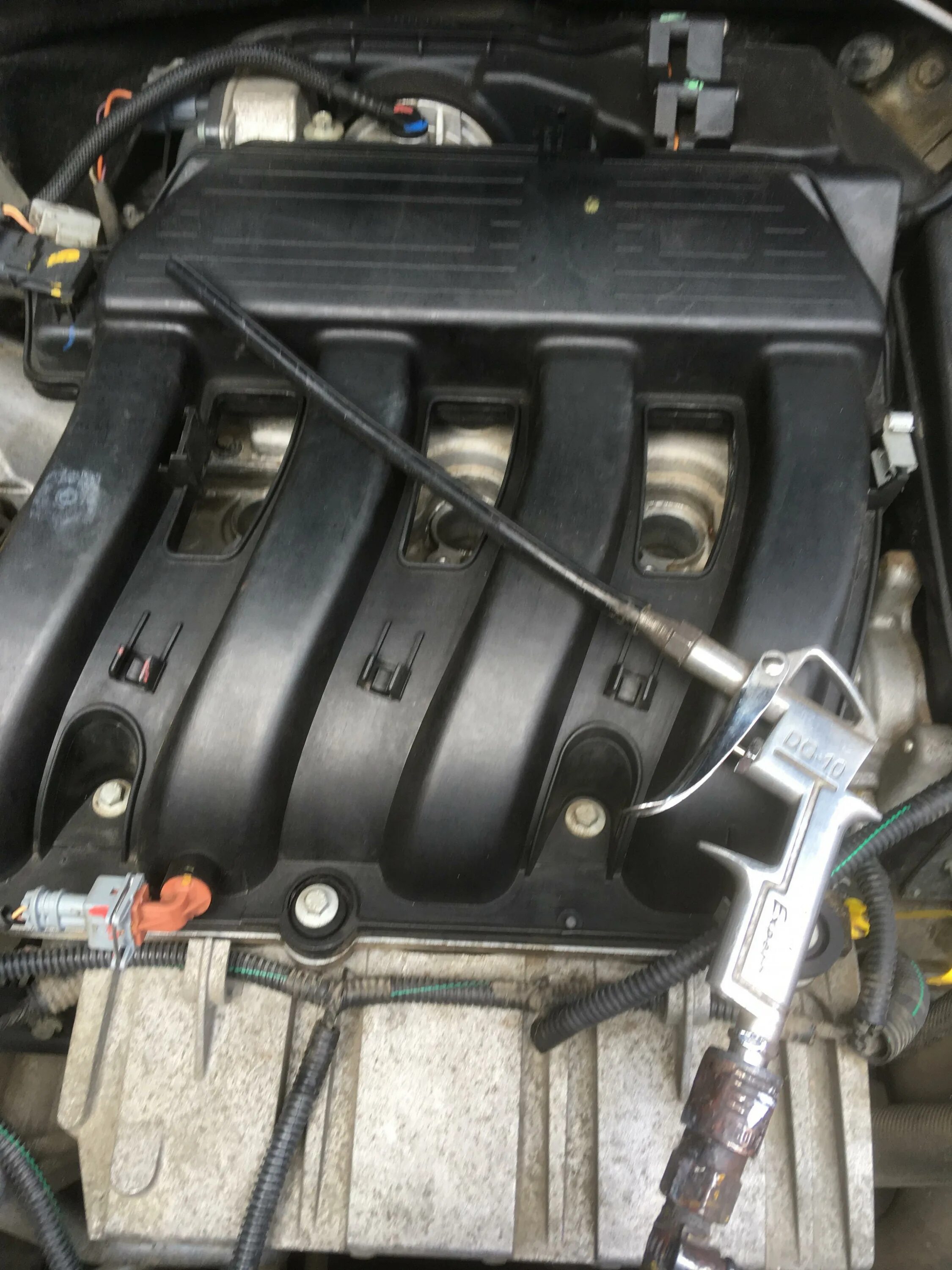 Двигатель рено дастер 2. Рено дастер замена свечей зажигания 2. Свечи зажигания рено дастер 2. Катушка зажигания дастер 2л. Замена свечей зажигания рено дастер 1.