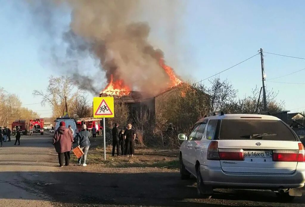 Город ачинск сегодня. Дом горит. Пожар в Ачинске. Горит Ачинск. Новости в Ачинске о пожаре.