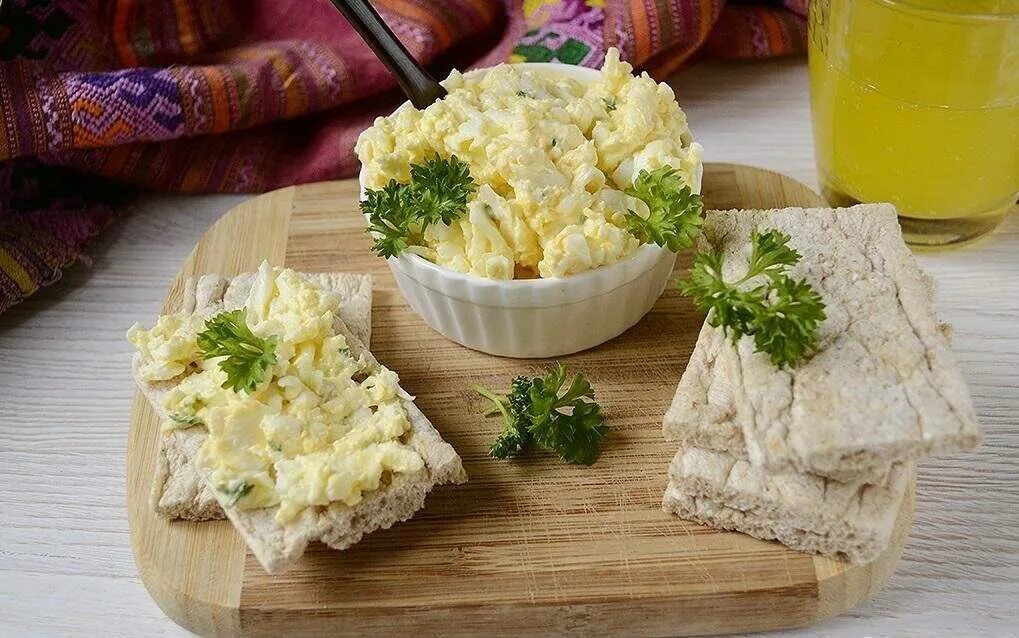 Салат еврейский. Сыр с чесноком. Закуска с плавленным сыром. Салат с плавленным сыром и яйцом. Приготовить сыр с чесноком и майонезом