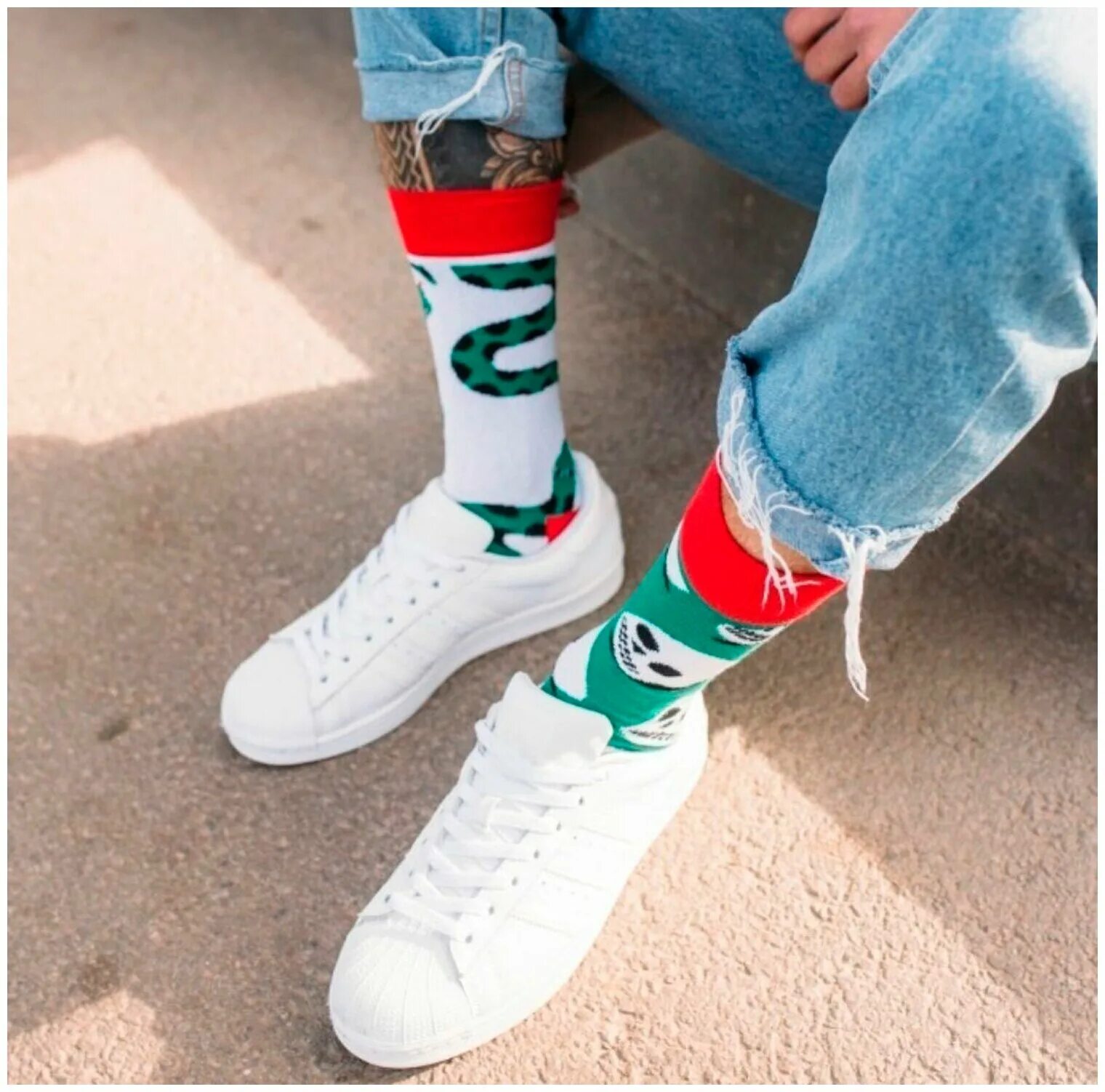 Кроссовки ugly shoes 2019. Носки под белые кроссовки мужские. Белые носки мужские. Черные носки и белые кроссовки. Белые кроссовки под длинные носки.