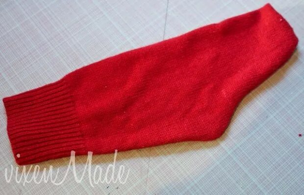 Кофта носка. Одежда для котенка из носка. Носки из старых свитеров. Кофта носка. Кофта носка.