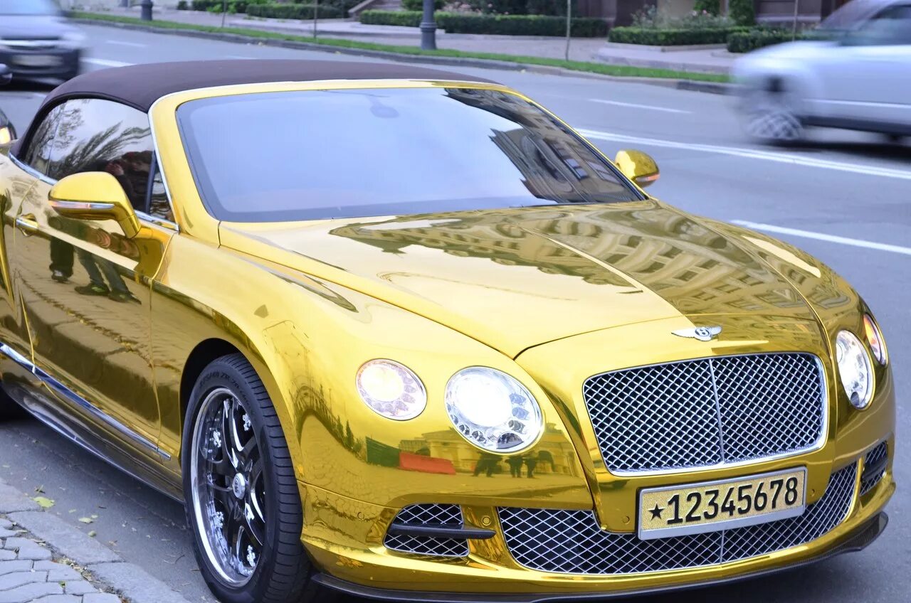 Gold car. Бентли Континенталь золотой. Bentley Continental золотой. Бентли Континенталь золотистого цвета. Ягуар и Бентли.